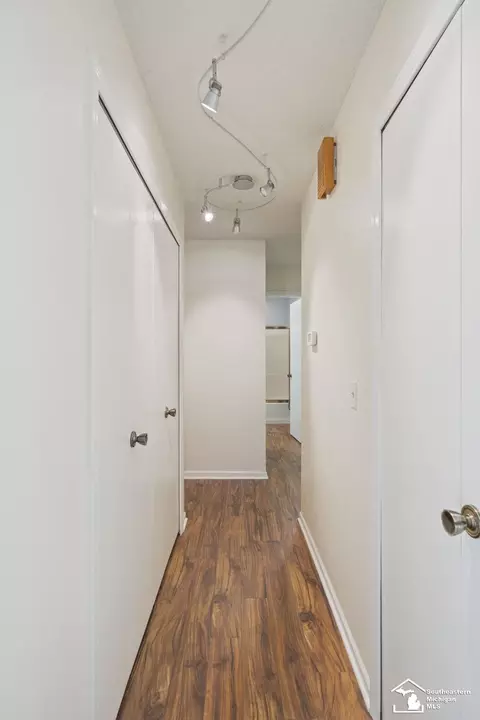 Entry Way - 10735 Secor, Temperance, MI 48182 photo 7 of 10