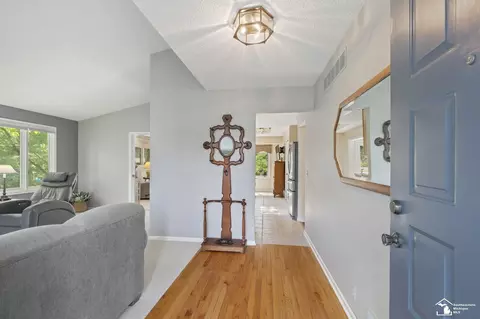 Entry Way - 10735 Secor, Temperance, MI 48182 photo 2 of 10