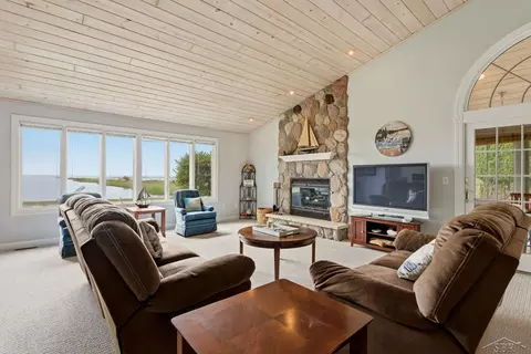 Living - 1108 Cove, Au Gres, MI 48703 photo 2 of 7