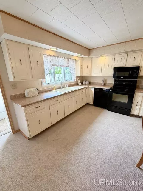 Kitchen - 975 Cottage, Ishpeming, MI 49849 photo 1 of 2
