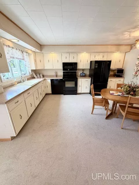 Kitchen - 975 Cottage, Ishpeming, MI 49849 photo 2 of 2