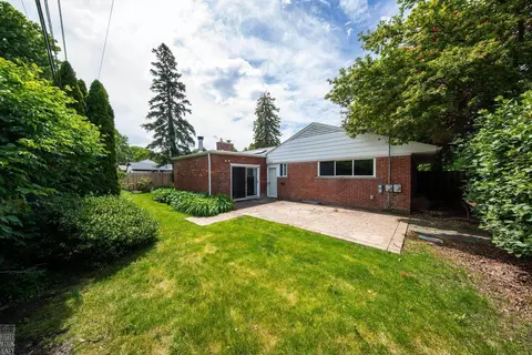 Exterior - 930 E Cres, Grosse Pointe Woods, MI 48236 photo 5 of 7