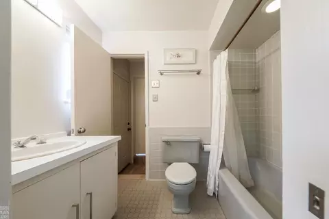 Bath - 930 E Cres, Grosse Pointe Woods, MI 48236 photo 1 of 3