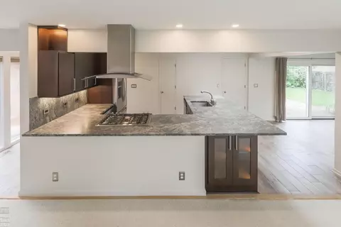 Kitchen - 930 E Cres, Grosse Pointe Woods, MI 48236 photo 3 of 8