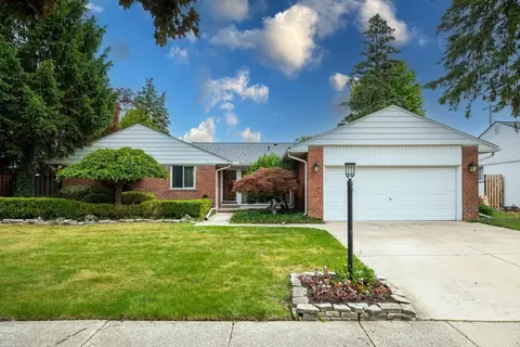 930 E Cres, Grosse Pointe Woods, MI 48236