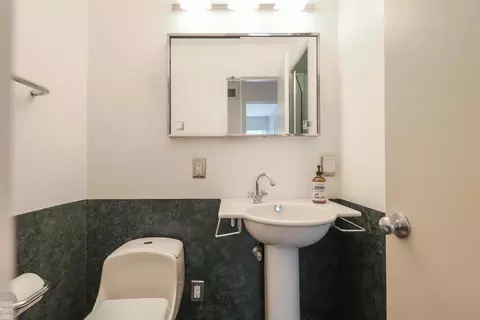 Bath - 930 E Cres, Grosse Pointe Woods, MI 48236 photo 2 of 3