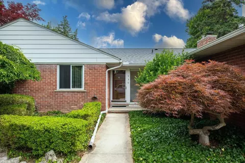 Exterior - 930 E Cres, Grosse Pointe Woods, MI 48236 photo 7 of 7