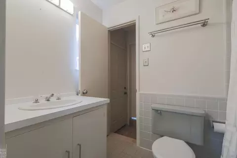 Bath - 930 E Cres, Grosse Pointe Woods, MI 48236 photo 3 of 3