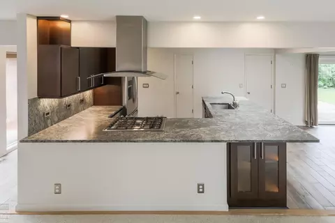 Kitchen - 930 E Cres, Grosse Pointe Woods, MI 48236 photo 4 of 8