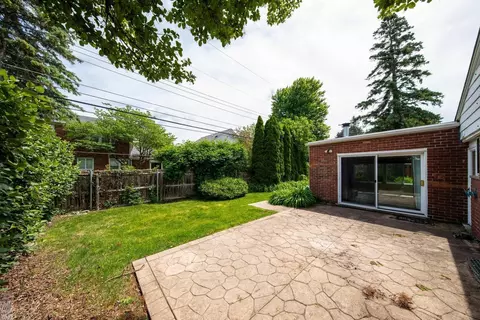 Exterior - 930 E Cres, Grosse Pointe Woods, MI 48236 photo 4 of 7