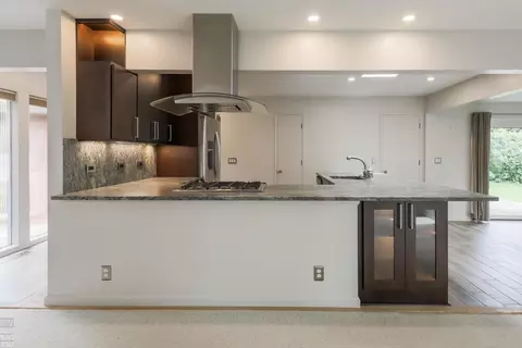 Kitchen - 930 E Cres, Grosse Pointe Woods, MI 48236 photo 2 of 8