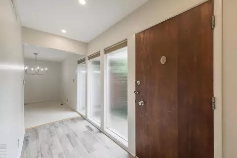 Entry Way - 930 E Cres, Grosse Pointe Woods, MI 48236 photo 1 of 2