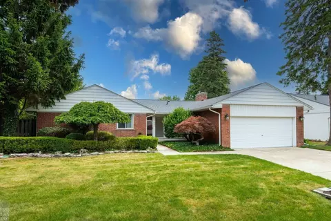 Exterior - 930 E Cres, Grosse Pointe Woods, MI 48236 photo 6 of 7