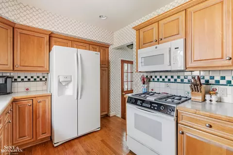 Kitchen - 83 Hawthorne, Grosse Pointe Shores, MI 48236 photo 3 of 3