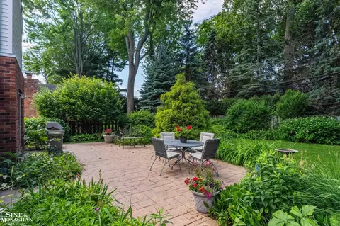 Exterior - 83 Hawthorne, Grosse Pointe Shores, MI 48236 photo 4 of 9