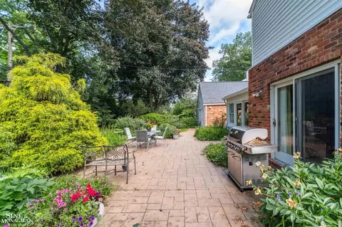 Exterior - 83 Hawthorne, Grosse Pointe Shores, MI 48236 photo 5 of 9