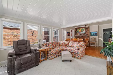 Living - 83 Hawthorne, Grosse Pointe Shores, MI 48236 photo 4 of 5
