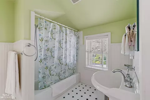 Bath - 83 Hawthorne, Grosse Pointe Shores, MI 48236 photo 3 of 3