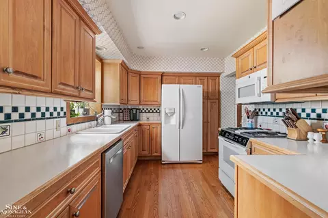 Kitchen - 83 Hawthorne, Grosse Pointe Shores, MI 48236 photo 2 of 3
