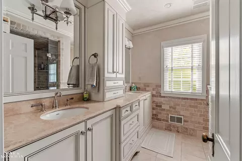 Bath - 83 Hawthorne, Grosse Pointe Shores, MI 48236 photo 1 of 3