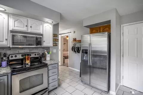 Kitchen - 3092 W Temperance, Temperance, MI 48182 photo 3 of 3