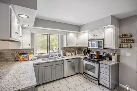 Kitchen - 3092 W Temperance, Temperance, MI 48182 photo 1 of 3