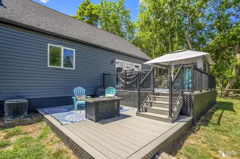 Exterior - 3092 W Temperance, Temperance, MI 48182 photo 8 of 12