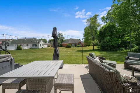 Exterior - 1235 Cascade, Temperance, MI 48182 photo 10 of 11