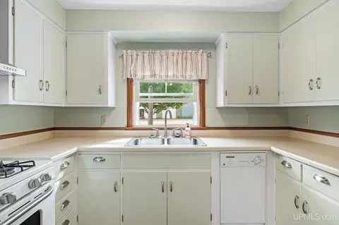 Kitchen - 2117 Deer Lk, Ishpeming, MI 49849 photo 2 of 4