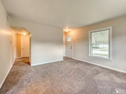 Living - 713 Roeder, Monroe, MI 48161 photo 2 of 4