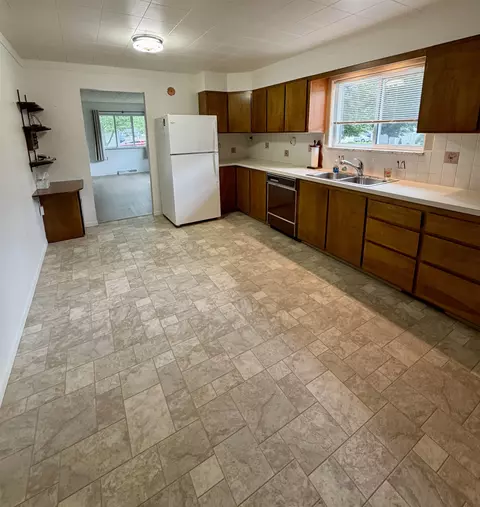 Kitchen - 216 E 8th, Pinconning, MI 48650 photo 2 of 4