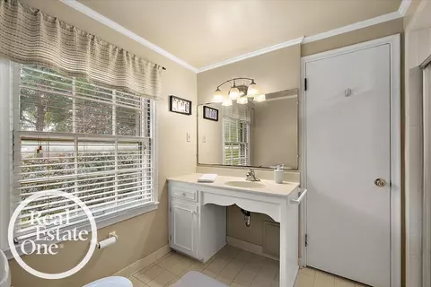 Bath - 324 Cloverly, Grosse Pointe Farms, MI 48236 photo 3 of 6