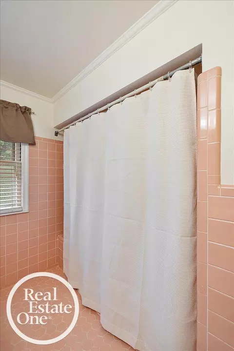 Bath - 324 Cloverly, Grosse Pointe Farms, MI 48236 photo 5 of 6
