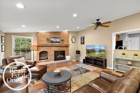 Living - 324 Cloverly, Grosse Pointe Farms, MI 48236 photo 2 of 5