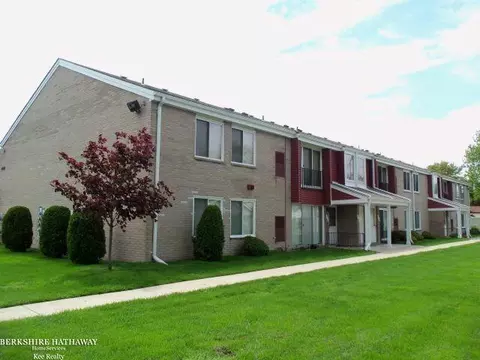 409 Sunset UNIT 32, Saint Clair Shores, MI 48082