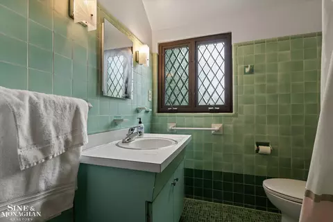 Bath - 542 Lakepointe, Grosse Pointe Park, MI 48236 photo 2 of 3
