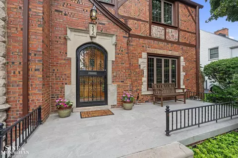 Exterior - 542 Lakepointe, Grosse Pointe Park, MI 48236 photo 3 of 10