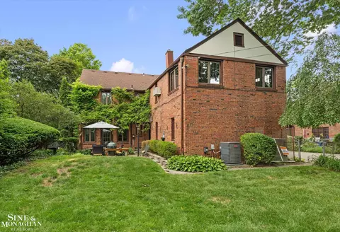 Exterior - 542 Lakepointe, Grosse Pointe Park, MI 48236 photo 9 of 10