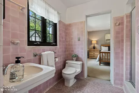 Bath - 542 Lakepointe, Grosse Pointe Park, MI 48236 photo 1 of 3