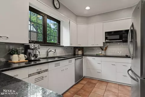 Kitchen - 542 Lakepointe, Grosse Pointe Park, MI 48236 photo 1 of 4