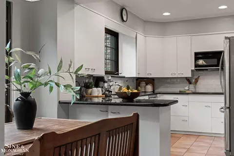 Kitchen - 542 Lakepointe, Grosse Pointe Park, MI 48236 photo 3 of 4