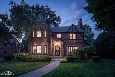 Exterior - 542 Lakepointe, Grosse Pointe Park, MI 48236 photo 4 of 10