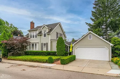 357 Roosevelt Pl, Grosse Pointe, MI 48236