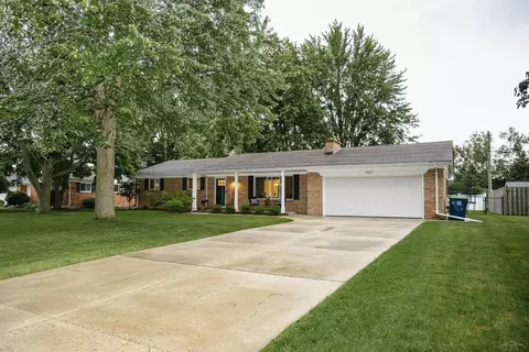 4201 Sweetbriar Dr, Saginaw, MI 48603