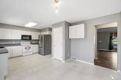 Kitchen - 1092 Cumberland, Temperance, MI 48182 photo 8 of 8