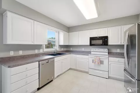 Kitchen - 1092 Cumberland, Temperance, MI 48182 photo 4 of 8