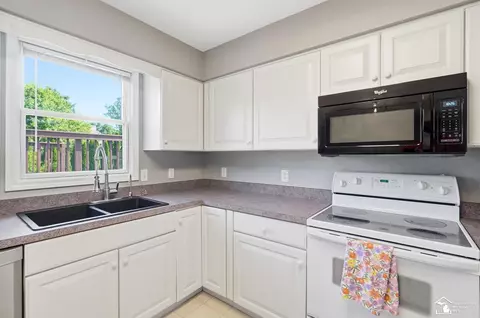 Kitchen - 1092 Cumberland, Temperance, MI 48182 photo 5 of 8