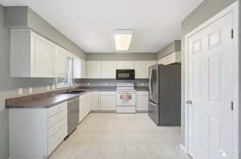 Kitchen - 1092 Cumberland, Temperance, MI 48182 photo 3 of 8