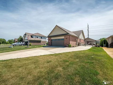 Exterior - 5019 Skylark, Monroe, MI 48161 photo 3 of 8