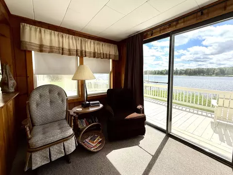Living - 2925 Lakeshore, Gladwin, MI 48624 photo 4 of 10